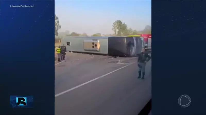 Ônibus tomba e deixa 28 feridos no interior de São Paulo: veja detalhes do acidente