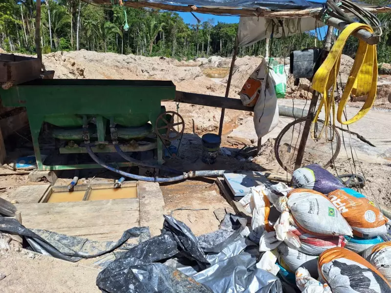 Operação apreende escavadeira, toneladas de minério e equipamentos de garimpo em parque nacional no Amazonas