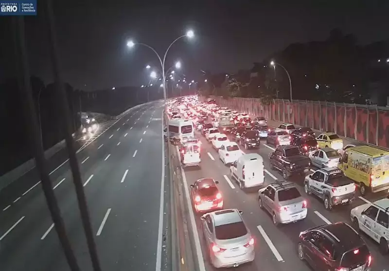 Operação policial na Maré: tiroteio intenso e helicóptero em ação no Rio