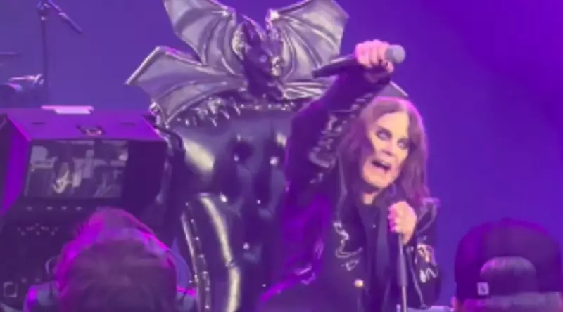 Ozzy Osbourne faz aparição emocionante no último show do Black Sabbath