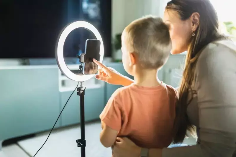 Pais transformam filhos em 'influencers mirins': até onde vai a monetização da infância?