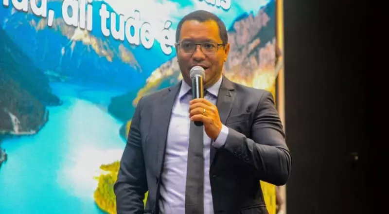 Pastor confessa traição após pressão dos fiéis e recebe perdão da esposa