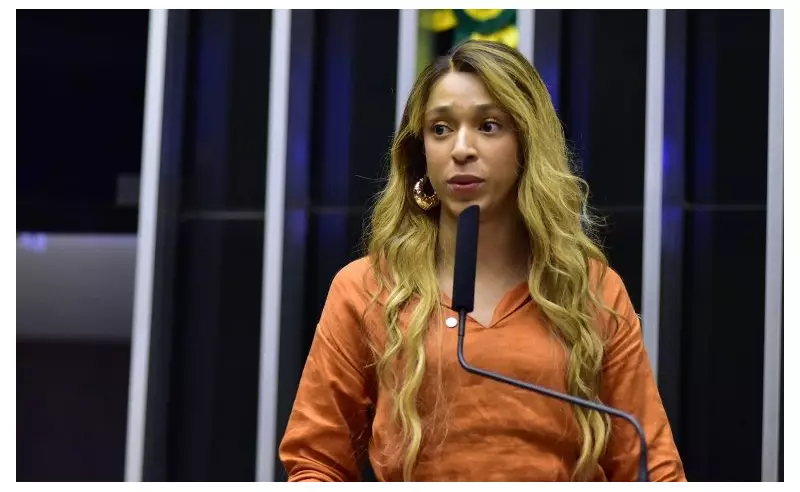 Pastor é indiciado por homotransfobia após ataque contra Erika Hilton no DF