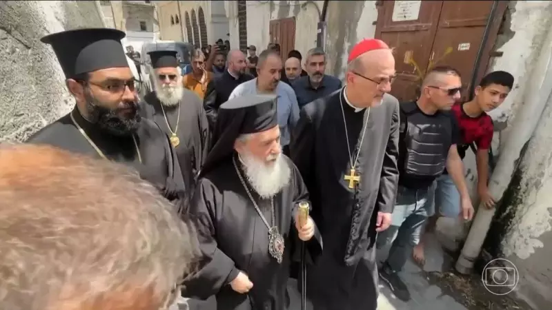 Patriarca de Jerusalém visita igreja em Gaza após ataque israelense — veja imagens impactantes