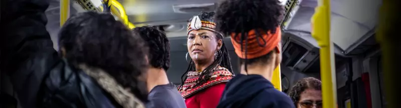 Peça teatral em ônibus de SP coloca em cena a luta das mulheres negras com deficiência