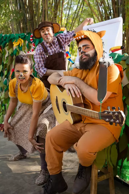 Peça teatral percorre biomas brasileiros com aventuras do Macaco Caco e Dona Onça