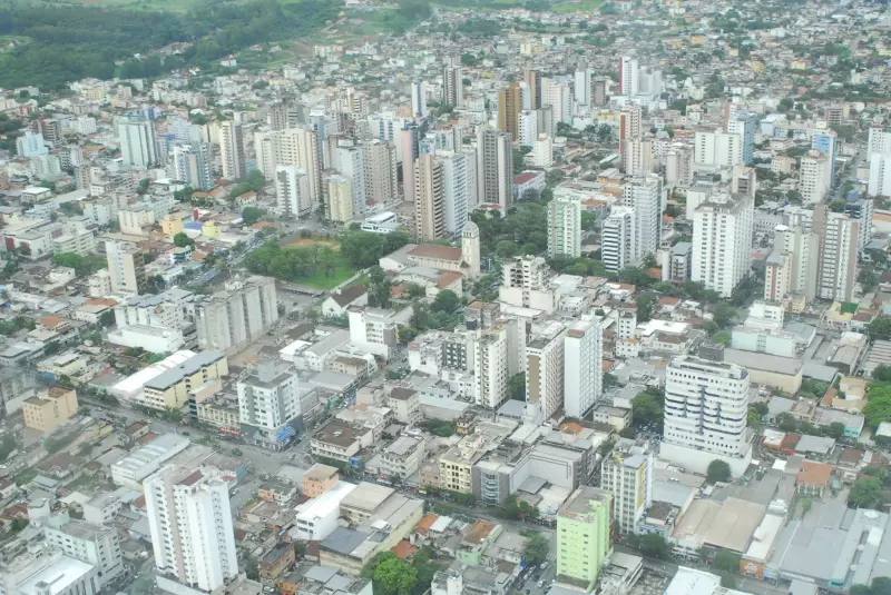 Pedestre é ferido por pedra arremessada de roçadeira durante limpeza em Divinópolis