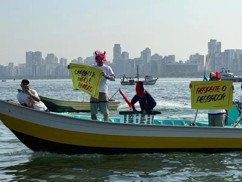 Pescadores artesanais protestam no litoral de SP contra medidas do governo federal