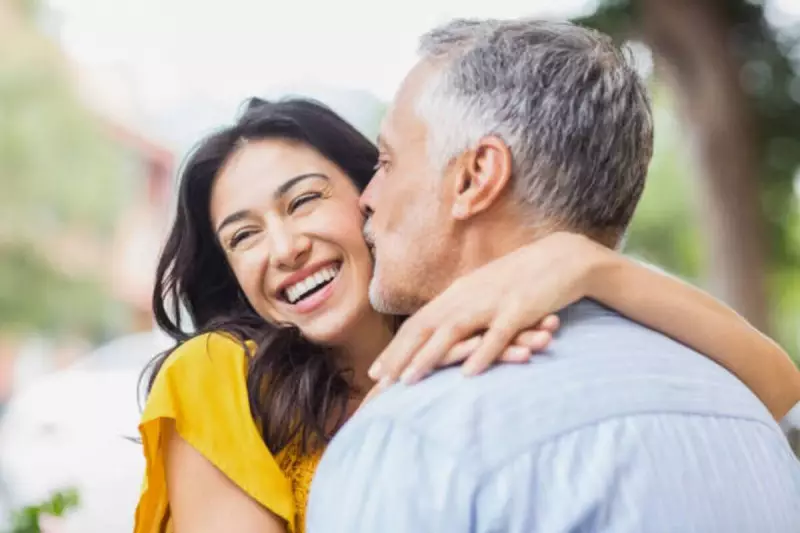 Pesquisa revela: 75% das mulheres com até 30 anos em SC preferem homens mais velhos