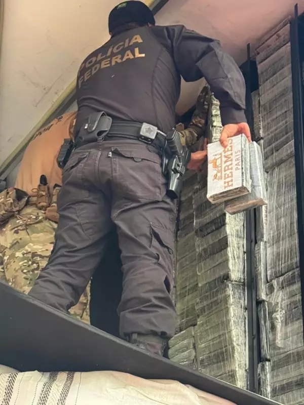 PF apreende mais de 1 tonelada de cocaína escondida em caminhões no MS