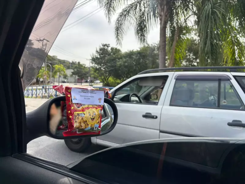 Pipoca no retrovisor: como vendedores de doces enfrentam o trânsito em Sorocaba com criatividade