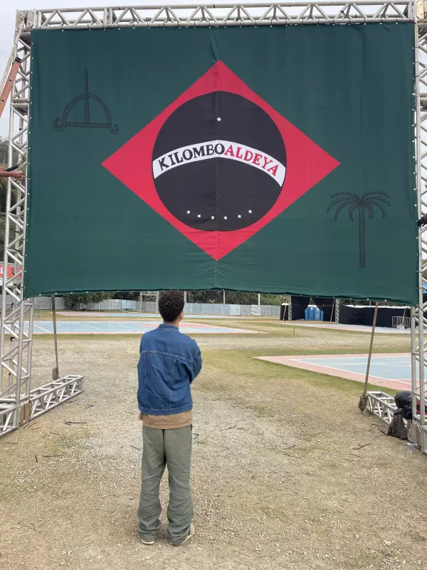 Polêmica no Festival de Inverno: Obra com releitura da bandeira nacional é retirada em Petrópolis