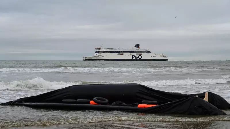 Polícia Francesa Fura Bote de Migrantes no Mar em Ação Inédita: Entenda o Caso