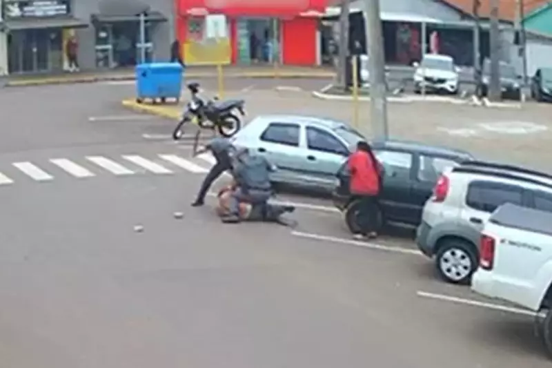 Polícia usa taser e agride homem durante abordagem em praça no interior de SP; vídeo choca