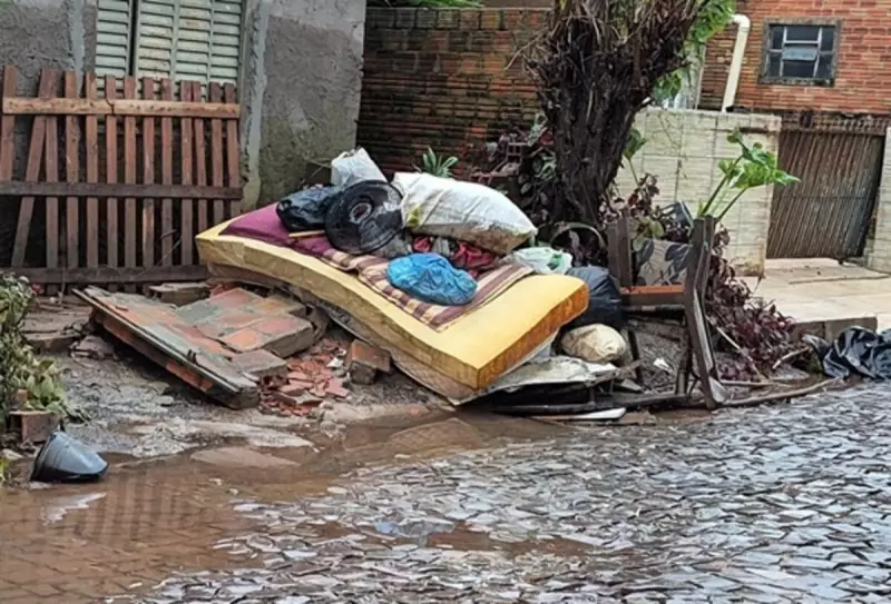 Porto Alegre reabre comportas do Cais Mauá após queda no nível do Guaíba