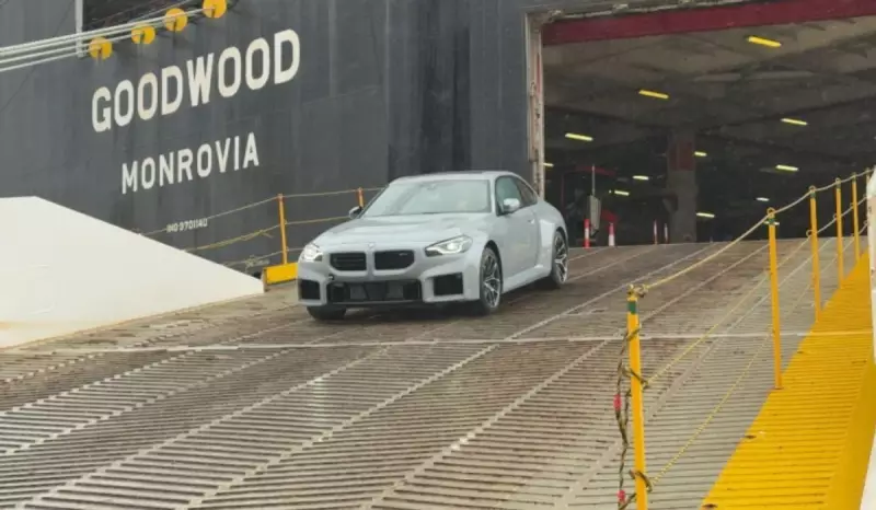 Porto de Itajaí recebe carregamento milionário: mais de 300 BMWs de luxo desembarcam no litoral catarinense