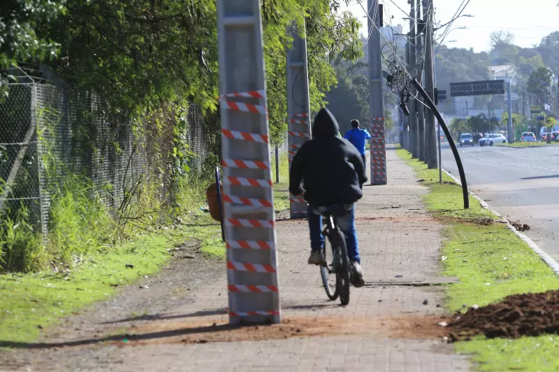 Postes da CEEE Equatorial invadem ciclovia em Porto Alegre: risco para ciclistas e falta de planejamento?
