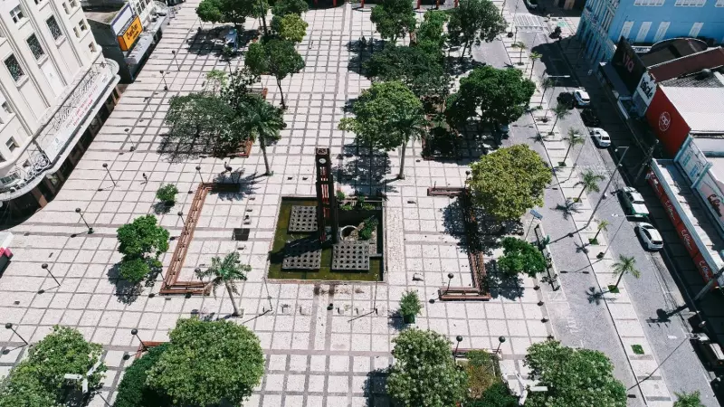 Praça da Ferreira recebe obras de revitalização e trânsito é interrompido temporariamente