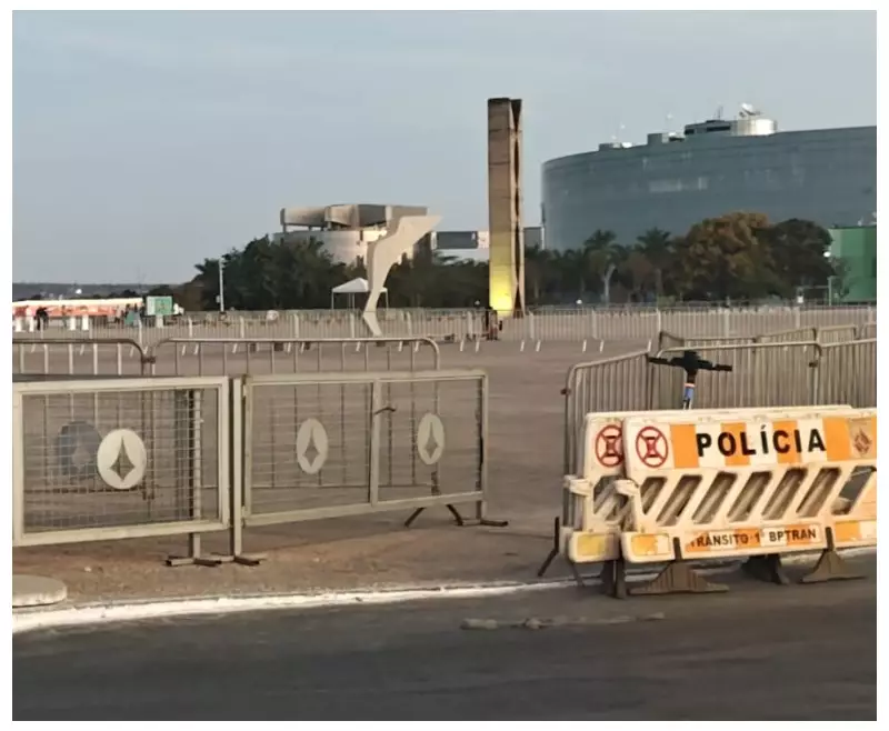 Praça dos Três Poderes em Brasília reabre para visitação — mas grades continuam