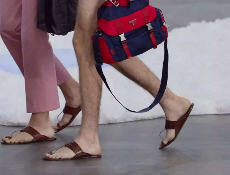 Prada se defende após polêmica com sandálias em desfile de moda em Milão