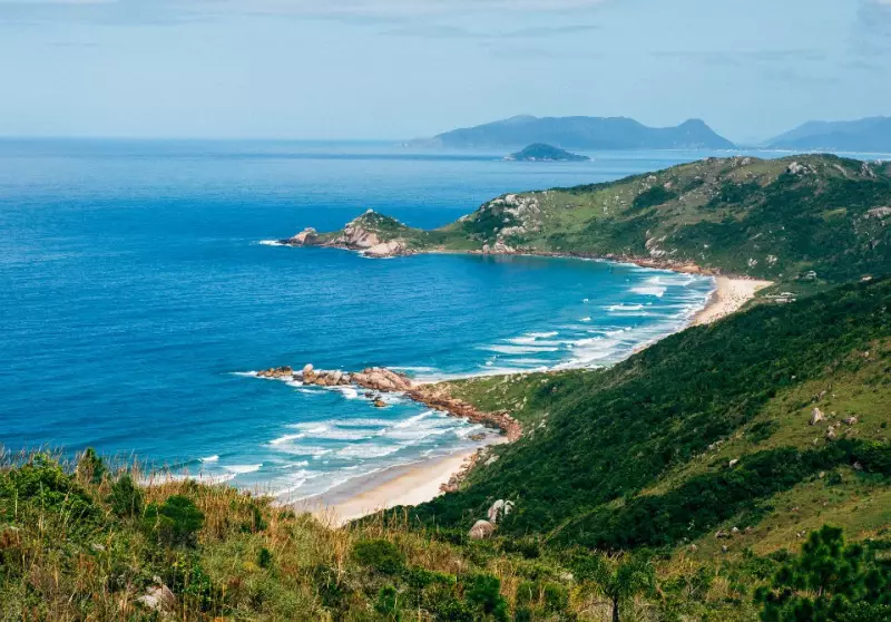 Praia da Galheta: Justiça dá prazo para Florianópolis decidir sobre nudismo na orla