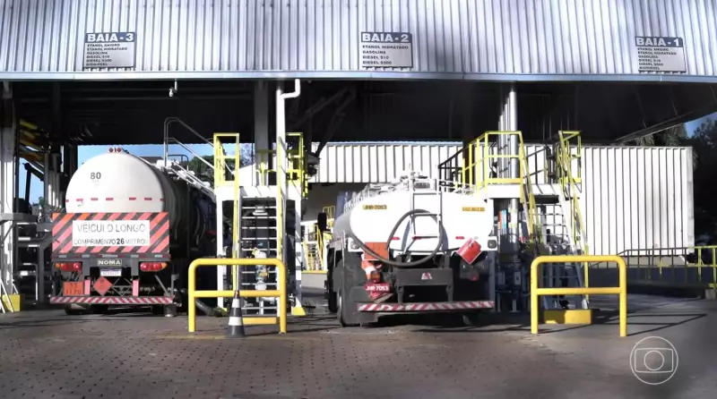Preço da gasolina cai nas refinarias, mas consumidores não sentem diferença nos postos