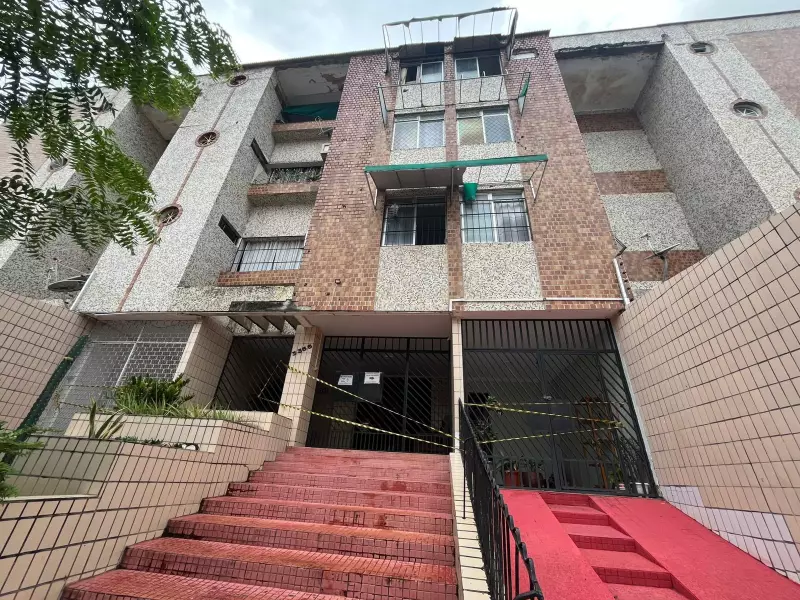 Prédio residencial é esvaziado após solo afundar em Fortaleza; veja vídeo