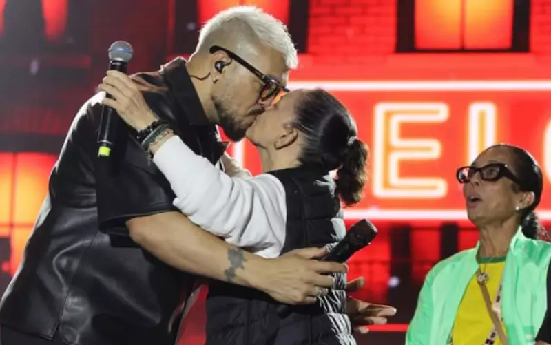 Prefeita beija Belo em show e responde críticas em live: 'Foi um momento de alegria'