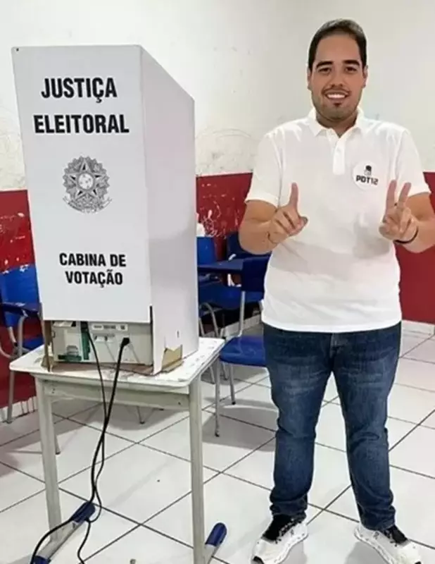 Prefeito acusado de matar policial pede licença para tratamento psiquiátrico e evita renúncia