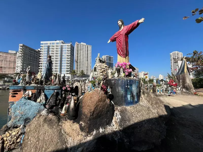 Prefeitura de Itapema solicita remoção de imagens religiosas da praia: entenda o motivo