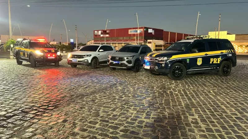 PRF prende trio e recupera carros roubados no Recife em operação em Petrolina