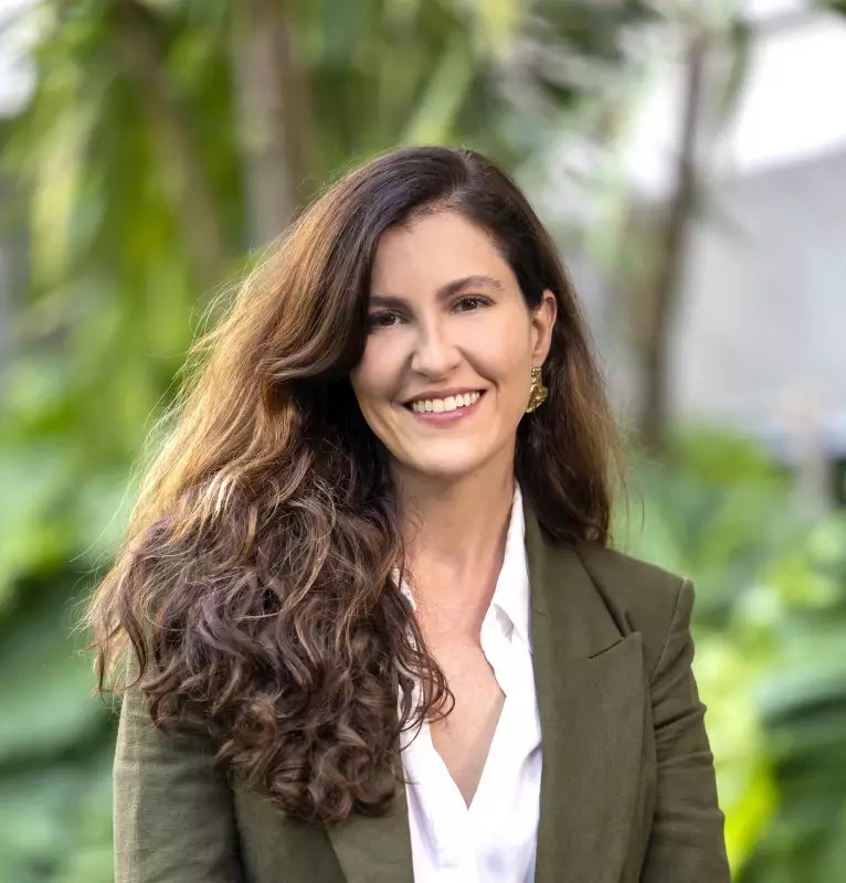 Quem é Leonora Bardini? A nova voz que vai substituir Amauri Soares na Globo