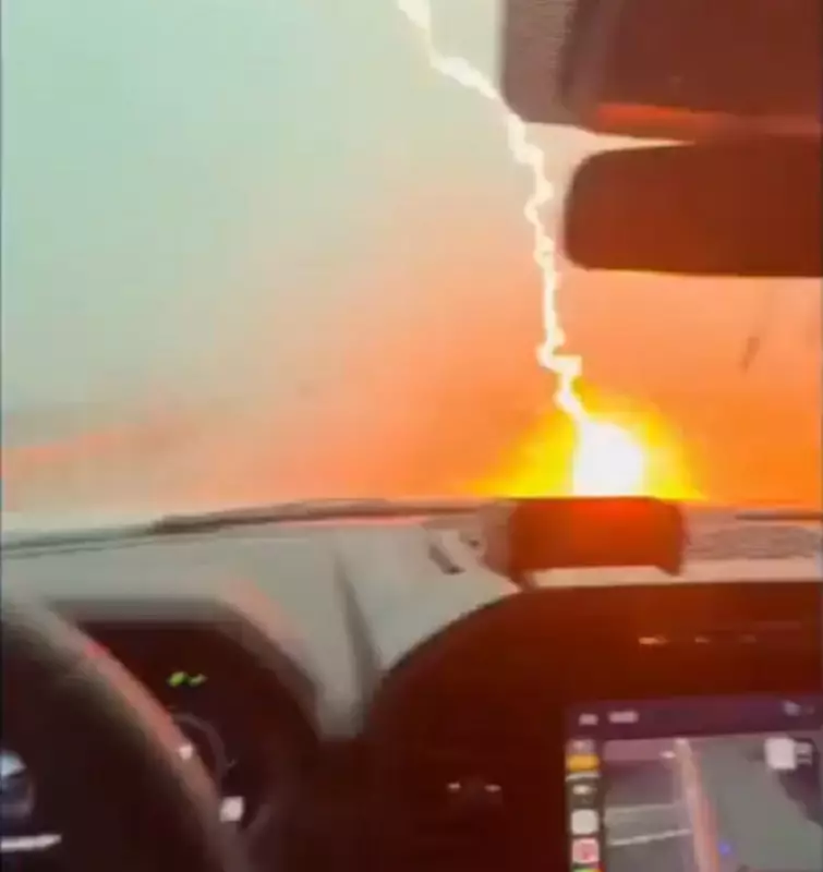 Raio atinge carro em plena rodovia nos EUA — veja o vídeo impressionante!