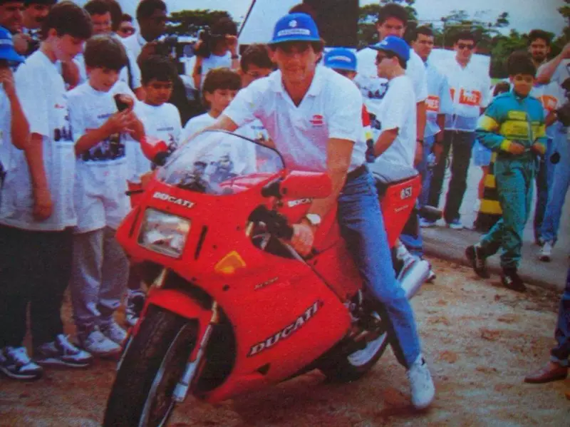 Rara moto em homenagem a Ayrton Senna vai a leilão: peça única de colecionador