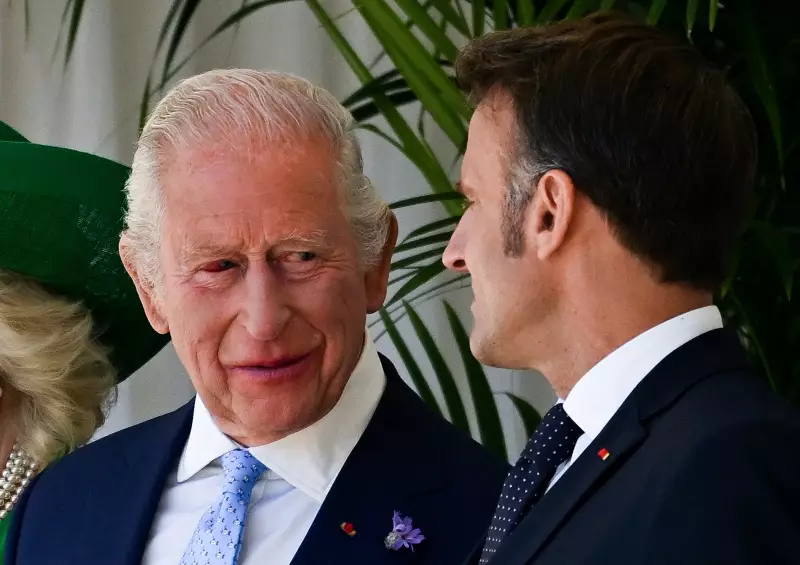 Rei Charles III chama atenção com olho vermelho durante visita de Macron ao Reino Unido
