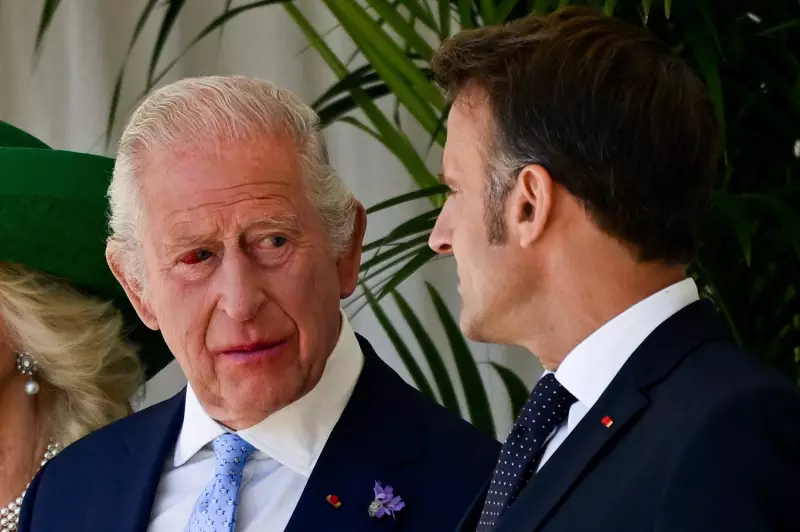 Rei Charles III com olho vermelho chama atenção em encontro com Macron: veja detalhes