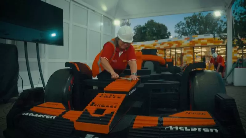 RÉPLICA DO CARRO DE LANDO NORRIS EM TAMANHO REAL SURPREENDE FÃS NA INGLATERRA — VEJA FOTOS!
