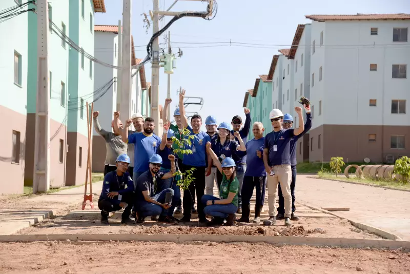 Residencial Moacara ganha mais de 100 mudas em ação de arborização em Santarém