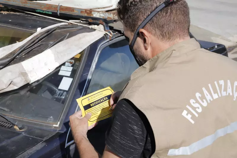 Rio Preto notifica mais de mil carros abandonados nas ruas: saiba o que acontece com os veículos