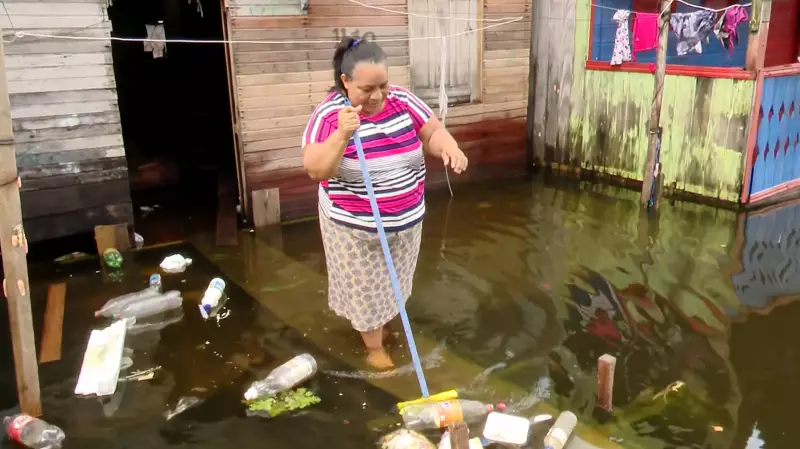 Rio Solimões invade ruas e casas no AM: 45 mil pessoas enfrentam transtornos com cheia histórica