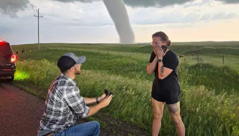 Romance à prova de vento: homem pede namorada em casamento diante de tornado e foto viraliza