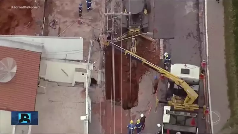 Rompimento de adutora causa caos e rio de lama na Zona Norte de São Paulo