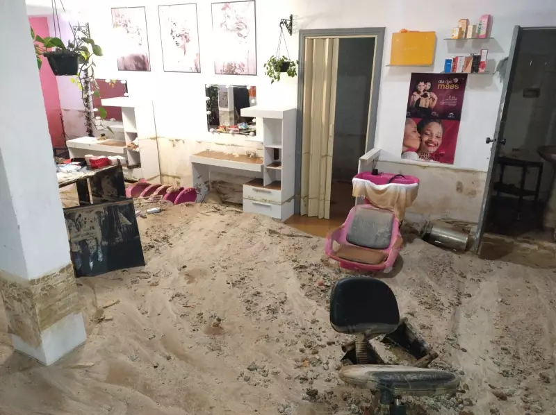 Ruptura de adutora causa estragos e deixa casas alagadas em Florianópolis
