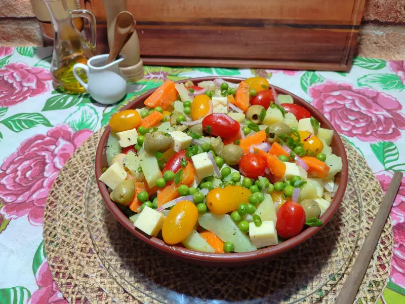 Salada de Legumes com Queijo Coalho: Receita Fácil e Saborosa para o Dia a Dia