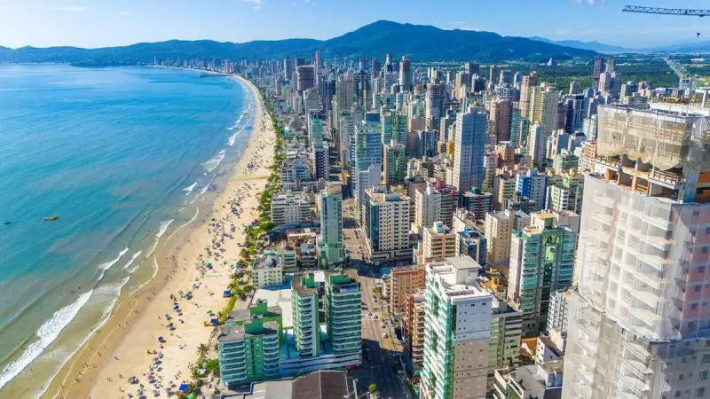 Santa Catarina lidera mercado imobiliário de luxo no Sul: verão, praias e investimentos bilionários