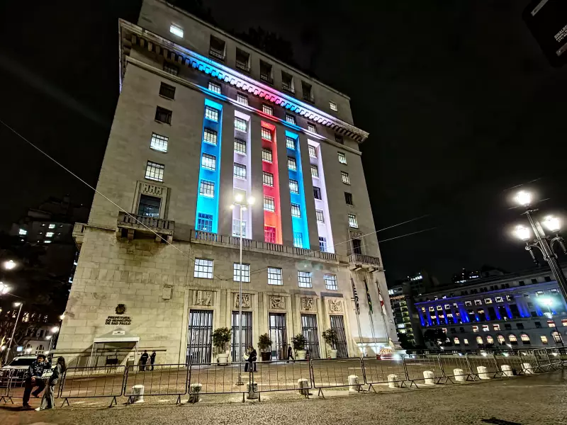 São Paulo homenageia a França com iluminação especial em prédios públicos