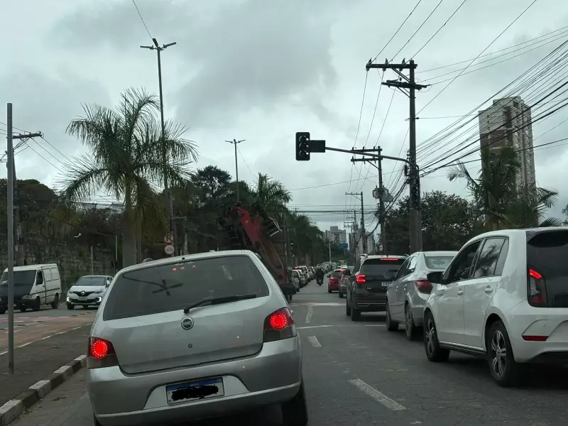Semáforo quebrado causa caos no trânsito de Mogi das Cruzes; motoristas enfrentam longos congestionamentos
