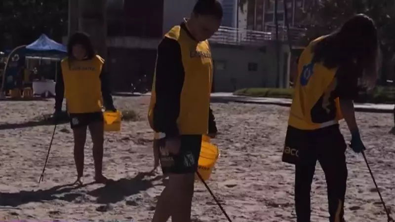 Sereias da Vila realizam ação de limpeza nas praias de Santos e inspiram preservação ambiental