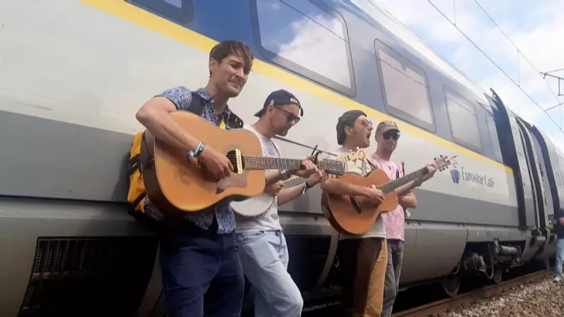 Show improvisado em trem parado na França diverte passageiros presos por 9 horas