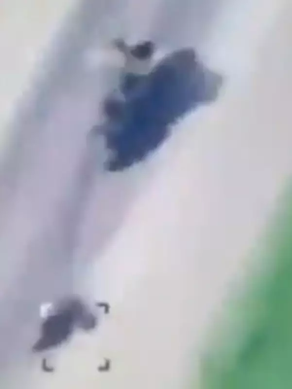 Soldados russos arrastam prisioneiro ucraniano amarrado a motocicleta em cena chocante